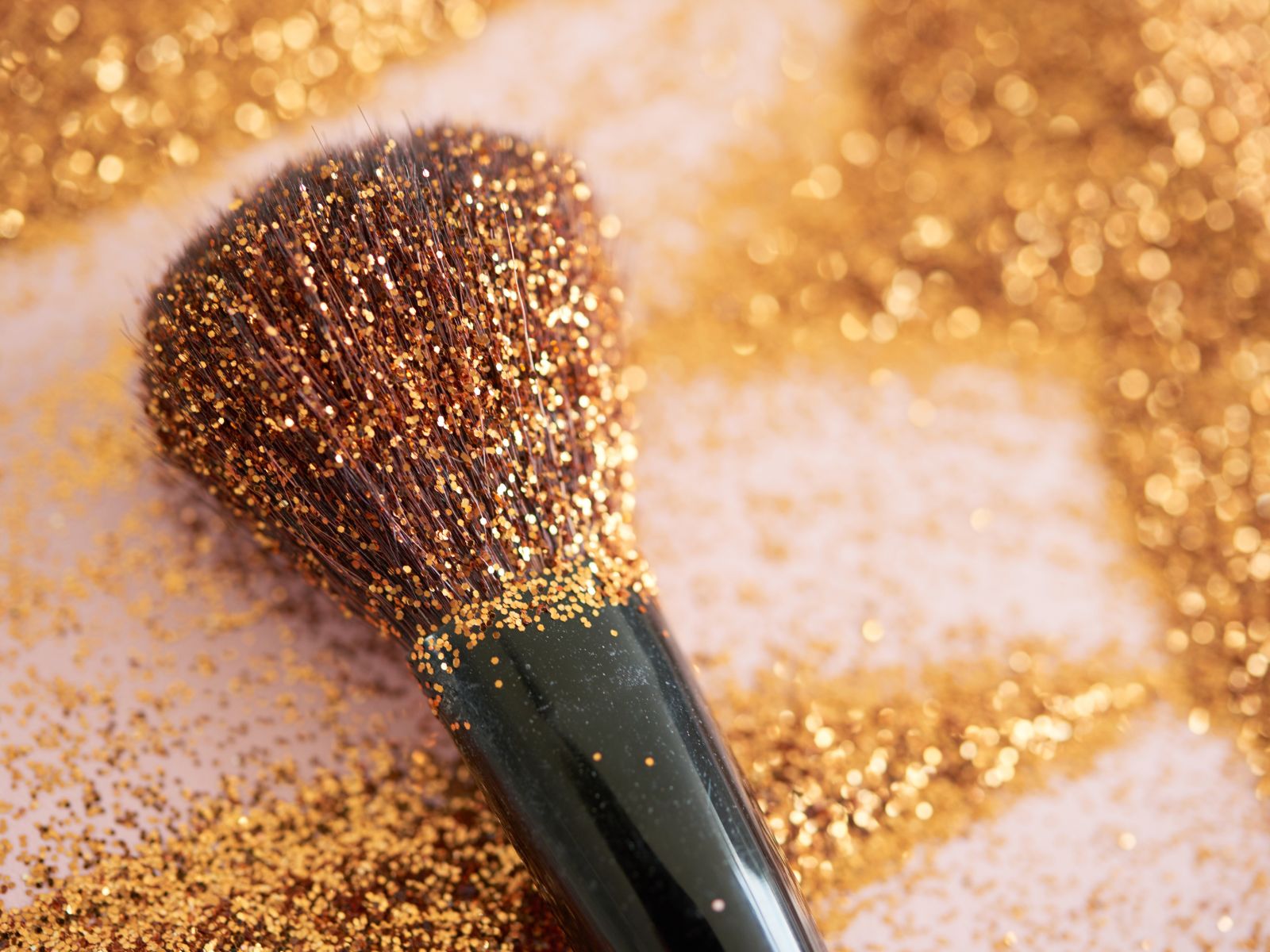 Glitter e microplastiche nei prodotti cosmetici: le nuove regole europee