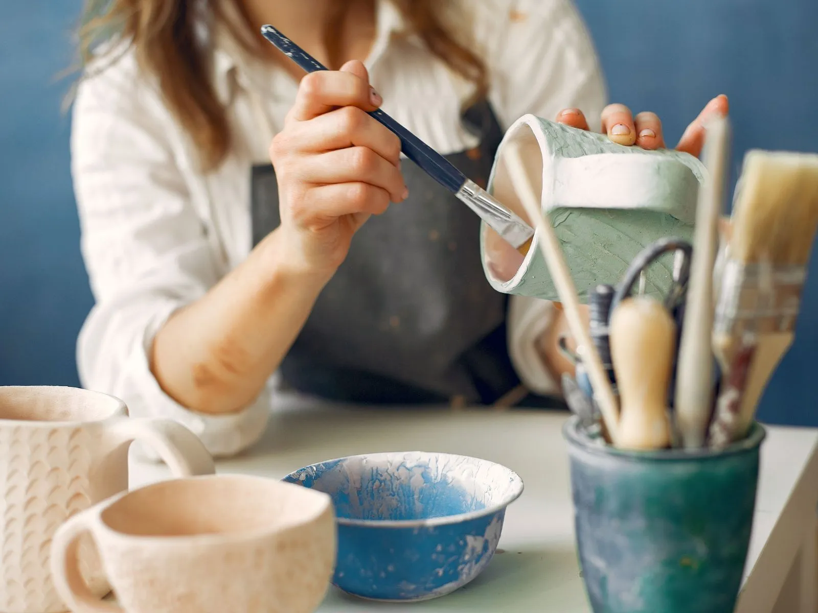 artigiana a lavoro nella bottega di ceramica