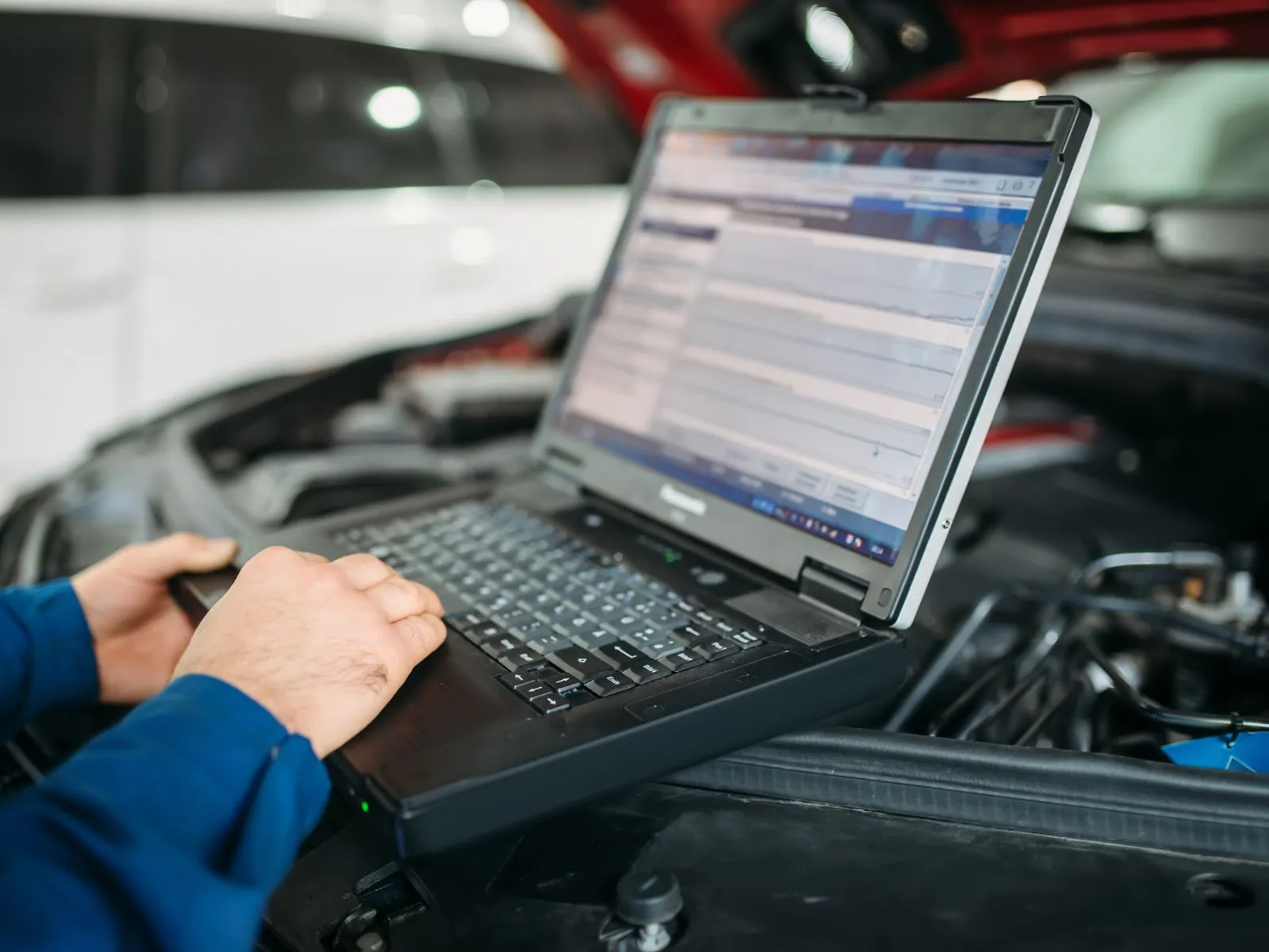 tecnico revisione auto controlla vettura con computer