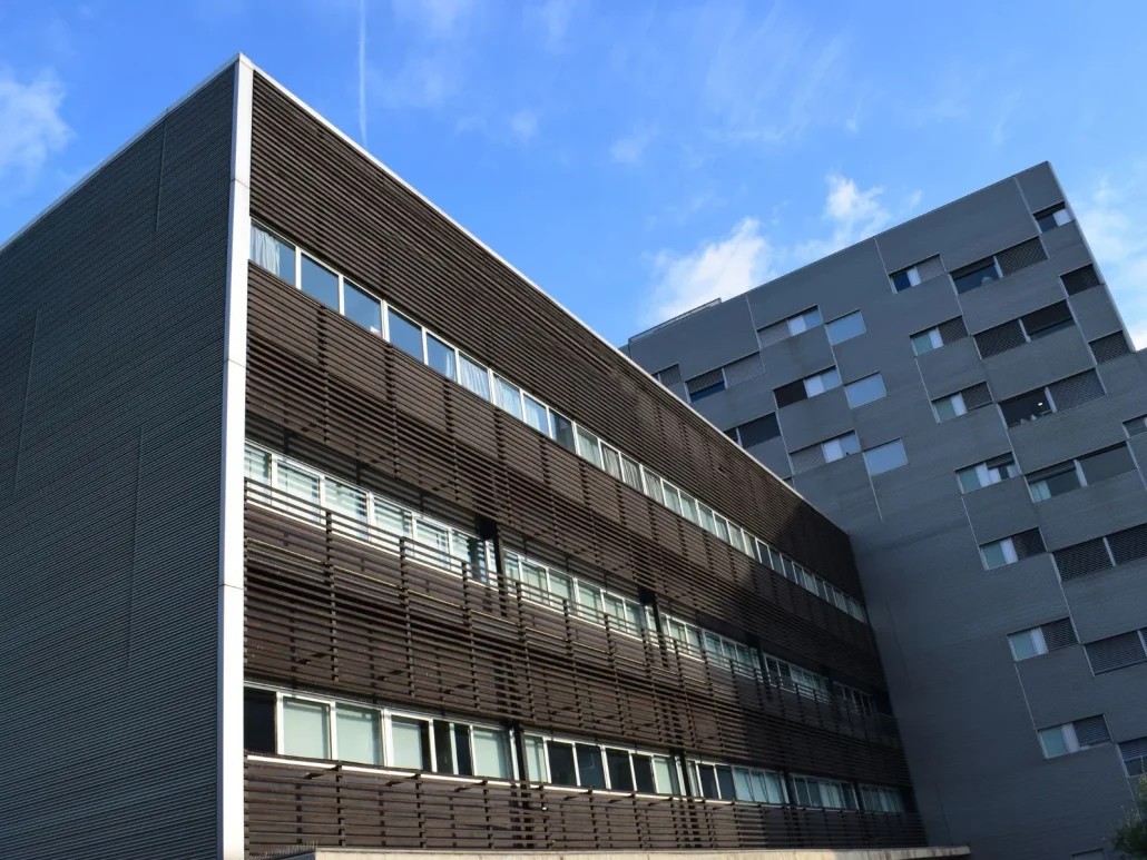 edificio-moderno-banda-ultralarga