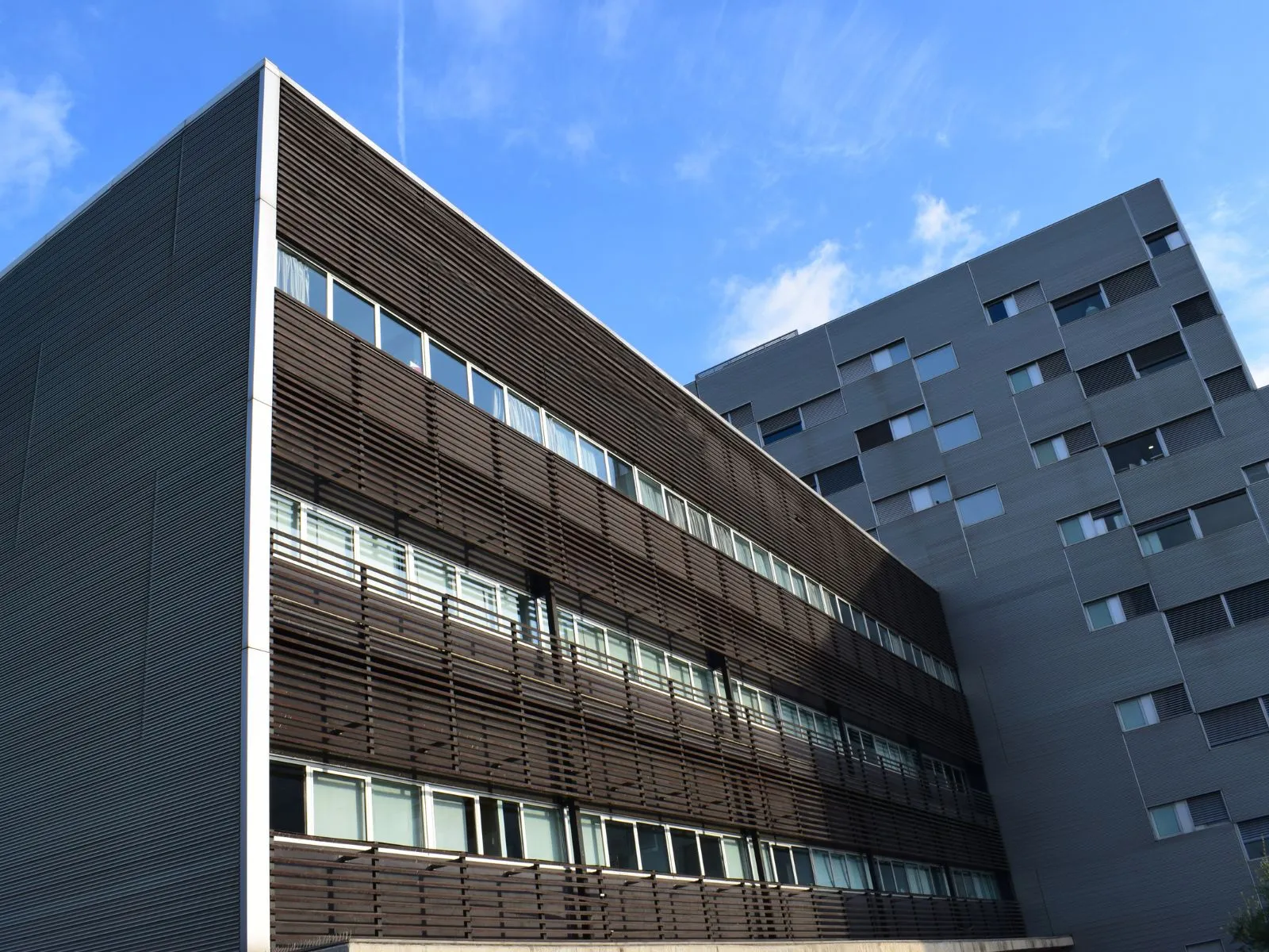 edificio-moderno-banda-ultralarga
