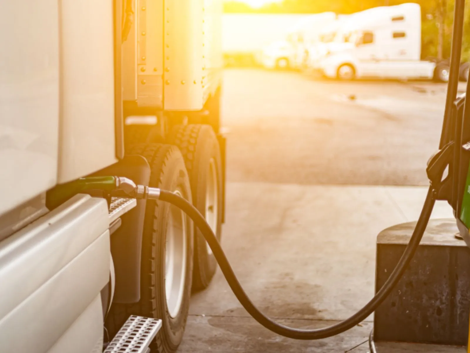Camion fa rifornimento di gasolio ad una pompa di benzina