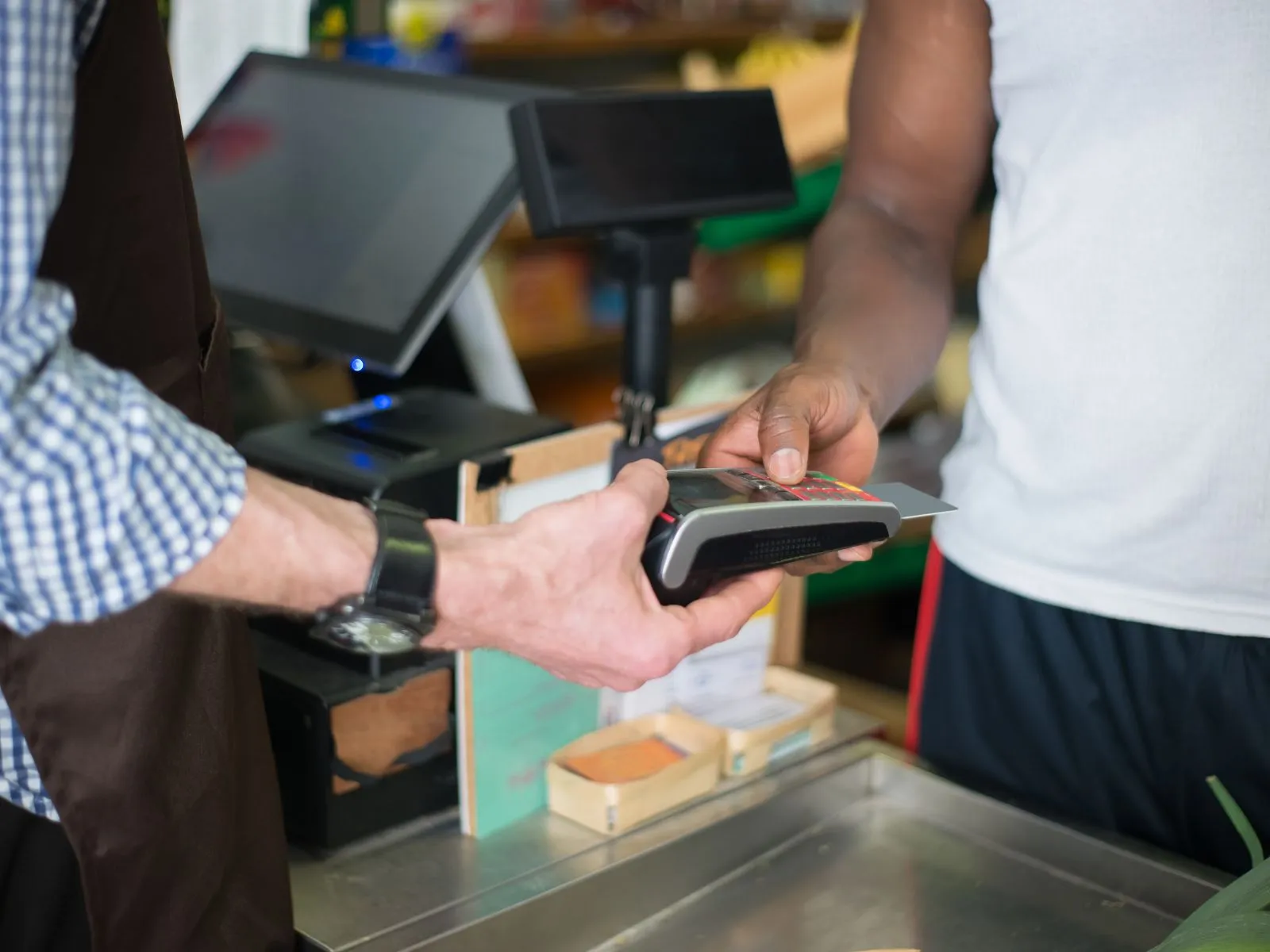 registratore di cassa - uomo paga con POS